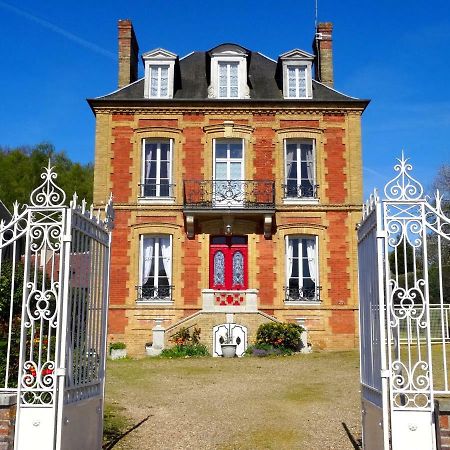 L'Ajoussienne Villa Luaran gambar