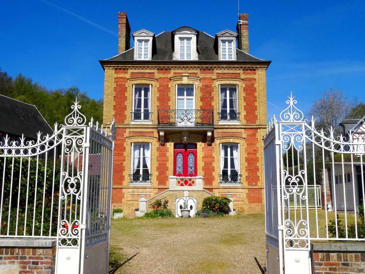 L'Ajoussienne Villa Luaran gambar