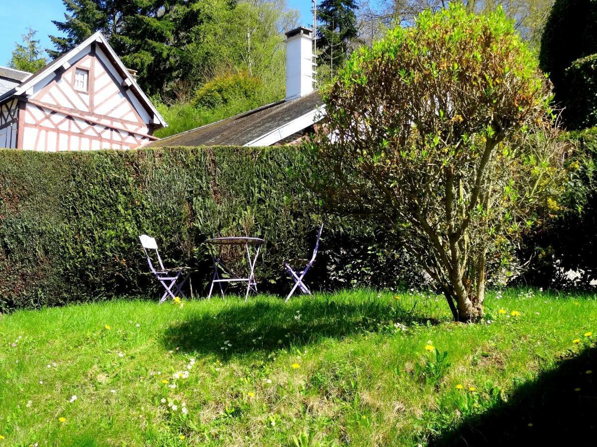L'Ajoussienne Villa Luaran gambar