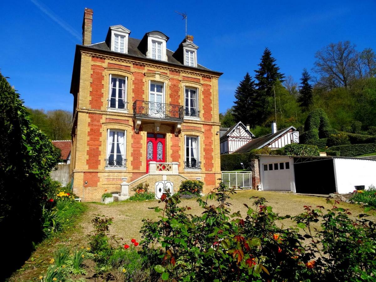 L'Ajoussienne Villa Luaran gambar
