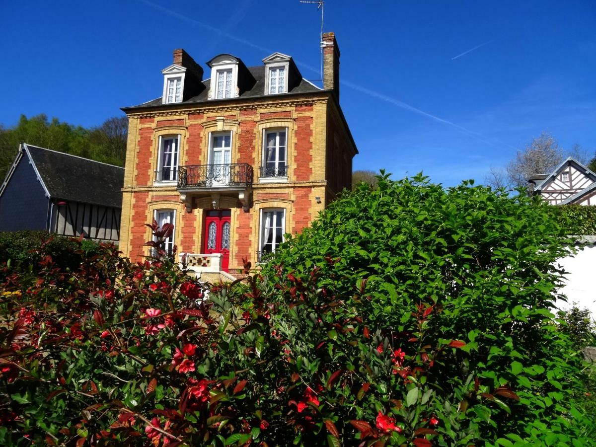 L'Ajoussienne Villa Luaran gambar